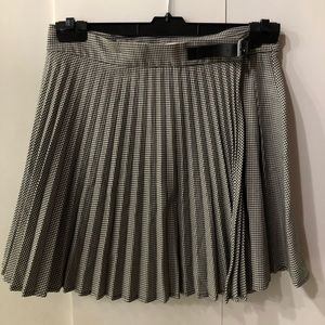 Mango wrap pleated skirt. Black/white mini check pattern. Leather belt closure.